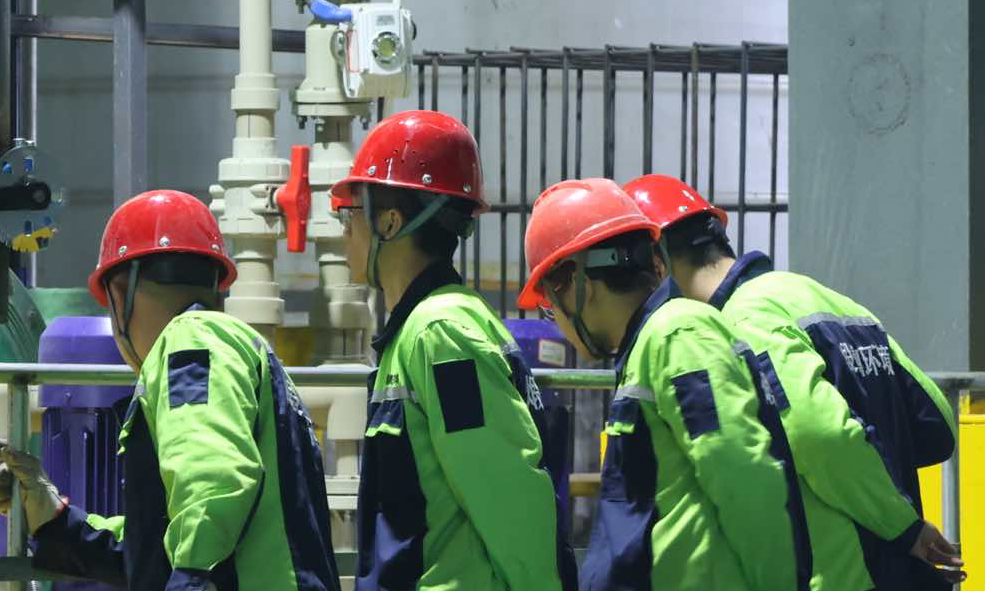 生产一线工人进行设备调试